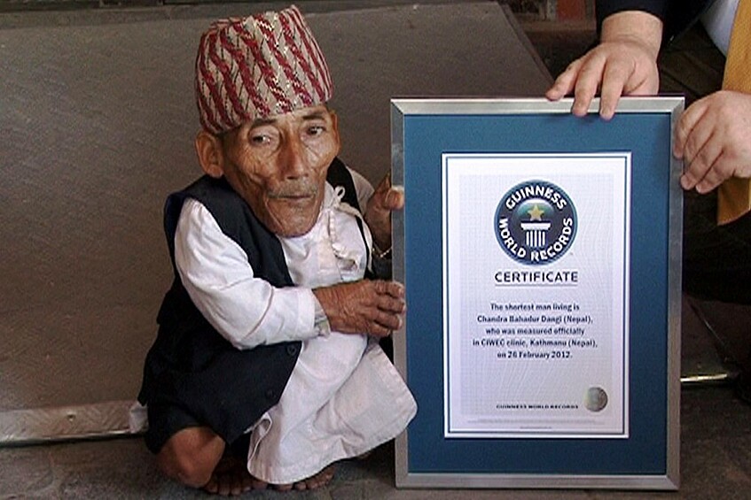 Рост гражданина Непала Чандра Бахадур Данги составляет всего 54,6 сантиметра. Он официально признан самым низкорослым человеком в мире. Конечно, этому есть объяснение: у Чандры диагностировали одну из разновидностей карликовости. Надеемся, у него никогда не было желания стать баскетболистом.