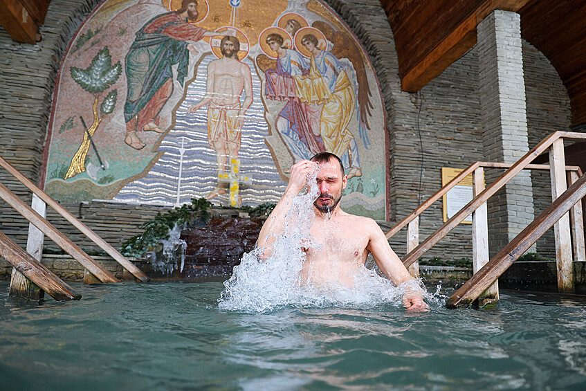 Мужчина во время крещенских купаний в храме Георгия Победоносца в Ростове-на-Дону, 18 января 2026 года