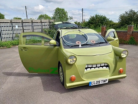 Этот Toyota IQ думает, что он Профессор Z из «Тачек 2»