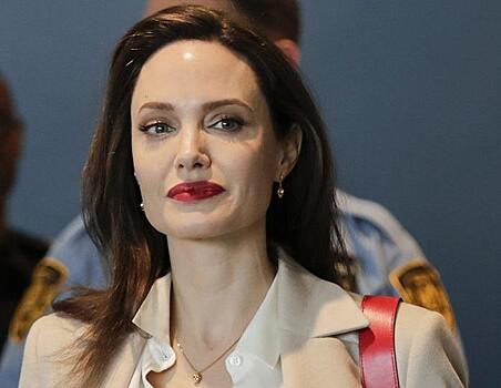 Не безупречна: Анджелина Джоли появилась на фото с грязными пятками