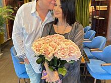Совсем юные! Екатерина Стриженова поздравила мужа с 34 годовщиной свадьбы, показав архивный снимок