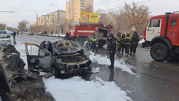 В Оренбурге на ул. Пролетарской загорелся автомобиль «Рено Логан»
