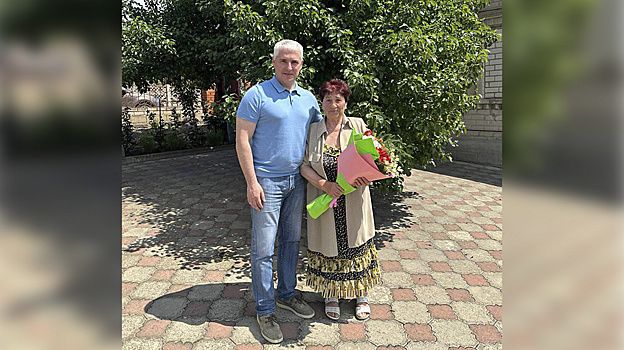 Ветеран-первопроходец получила подарки от главы Ноябрьска