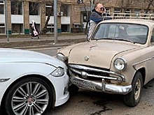 Столкновение эпох: «Москвич» врезался в Jaguar XJ в Москве