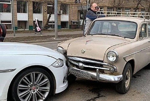 Столкновение эпох: «Москвич» врезался в Jaguar XJ в Москве