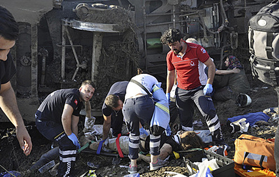 Число жертв аварии на железной дороге в Турции возросло до 24