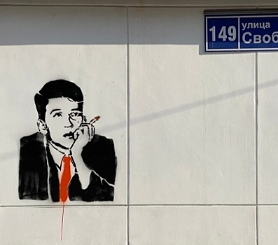На стене челябинского здания восстановили граффити с портретом поэта Бориса Рыжего