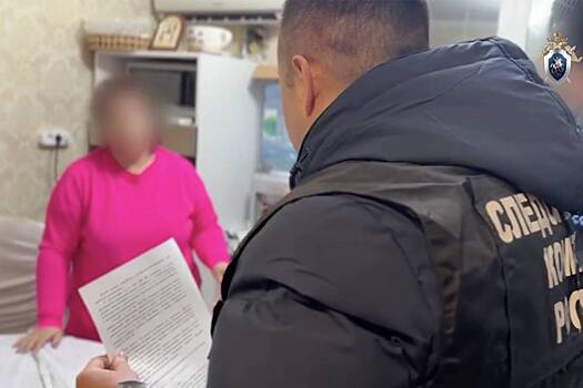 Охотница на одиноких россиян в розовой кофточке попала на видео