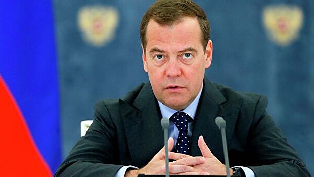 Медведев предложил платить россиянам просто так