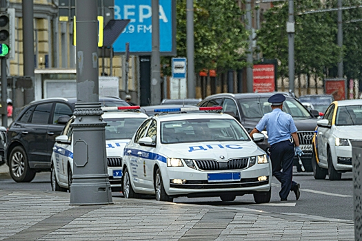 Автомобиль протаранил жилой дом в Москве