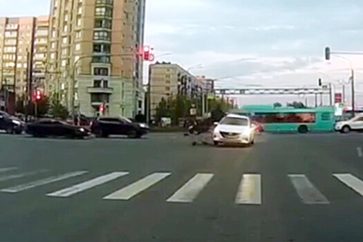 На видео попал момент жесткого ДТП с байкером и полицией в Петербурге