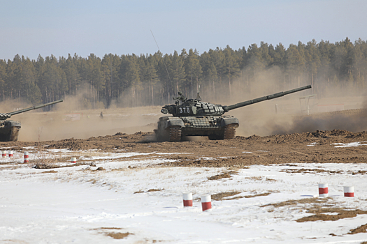 В Забайкальском крае курсанты окружного учебного центра ВВО осваивают танки Т-72Б