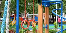 В проезде Чешского к концу августа отремонтируют детские площадки