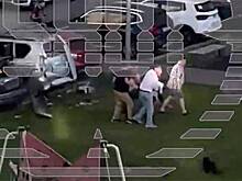 Первые секунды после подрыва машины во дворе дома в Москве попали на видео