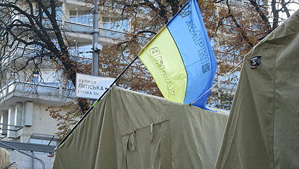 Десятки митингующих провели ночь в палатках у Рады