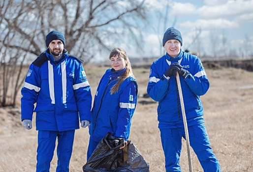 Волонтеры Омского завода смазочных материалов провели экологическую акцию в крупнейшем природном парке ...