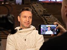 Актер Виктор Добронравов встретился с детьми в Музее Победы