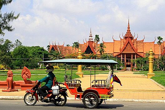 Япония отправила в Камбоджу ящики для голосования в качестве гумпомощи