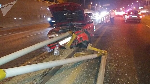 Массовое ДТП на Абая – Саина: кусок отбойника влетел в салон авто