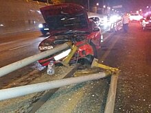 Массовое ДТП на Абая – Саина: кусок отбойника влетел в салон авто