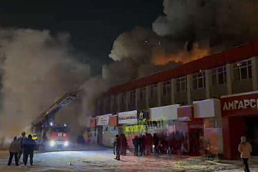 МЧС: в ТЦ Ангарска огонь тушат на площади в 2 тыс. квадратных метров