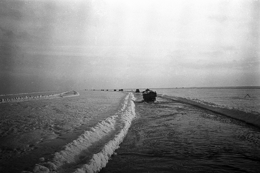 На водно-ледяной трассе Ладожского озера - "Дороге жизни", 1942 год