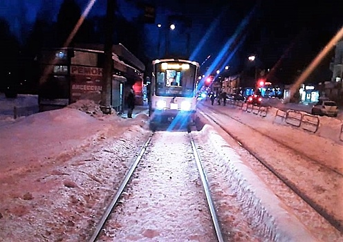 «Упал лицом на пол»: в Екатеринбурге в экстренно затормозившем трамвае пострадал двухлетний мальчик