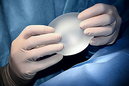 Пластический хирург развеяла популярные мифы о грудных имплантах
