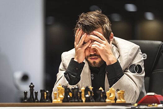 Карлсен проиграл Вэй И на турнире в Норвегии, зевнув фигуру на 30-м ходу