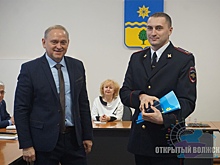 Глава Волжского Игорь Воронин наградил горожан за помощь в задержании вандалов