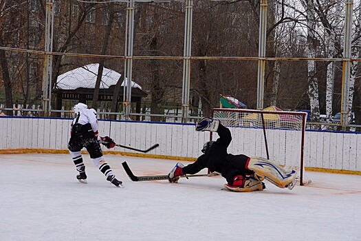Жаркая игра на льду: воспитанники детских домов сразились в хоккейном матче
