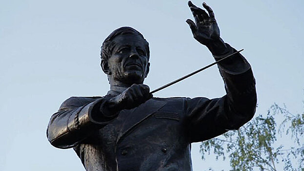 Навечно с музыкой в строю: в Тамбове открыли памятник дирижеру Валерию Халилову