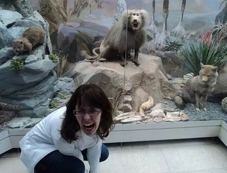 Родича нашла своего, вот и радуется.