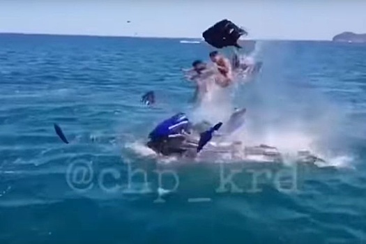 Гидроцикл с двумя пассажирами взорвался во время морской прогулки (ВИДЕО)