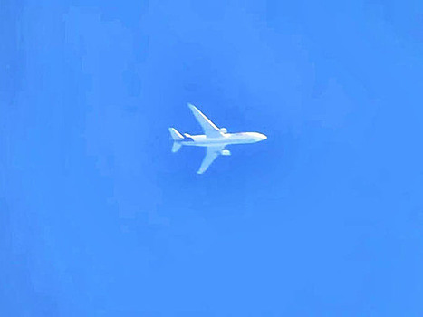 Эксперт раскрыл секрет зависшего в небе над Москвой самолета