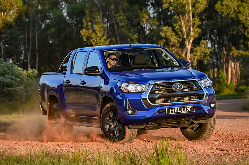 #8: Toyota Hilux — 604,8 тысячи (- 4%). Легендарный тойотовский пикап — постоянный обитатель топ-десятки мирового рейтинга продаж. И это даже несмотря на то, что Hilux не продаётся в крупнейшей стране-потребителе пикапов — США! Если в стране изобилие грунтовок, плохие дороги и много фермеров — будьте уверены, Toyota Hilux будет в числе лидеров по продажам. Например, в 2023-м грузовичок таиландского производства лидировал на рынках Чили и Северной Африки, занял второе место в Таиланде и Австралии (на Зелёном Континенте лишь немного уступив фордовскому Рейнджеру), и замкнул топ-3 в Аргентине. В минувшем году Hilux продемонстрировал небольшое снижение продаж: было продано 604 800 грузовичков против 632 500 годом ранее. Впрочем, едва ли это должно вызывать беспокойство в Тойоте — ведь в мировой топ-десятке целых пять машин их производства!