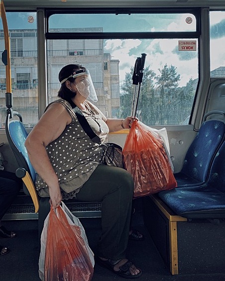 Второе место в номинации «Путешествия» получила израильский фотограф Дина Альфаси (Dina Alfasi) за кадр «Готова к космическому походу». Она часто снимает незнакомцев в общественном транспорте. Героиней ее фотографии, сделанной в Хайфе, стала женщина, которая едет в автобусе с несколькими пакетами. Ее лицо закрыто защитным экраном — приметой периода пандемии коронавируса и масочного режима.