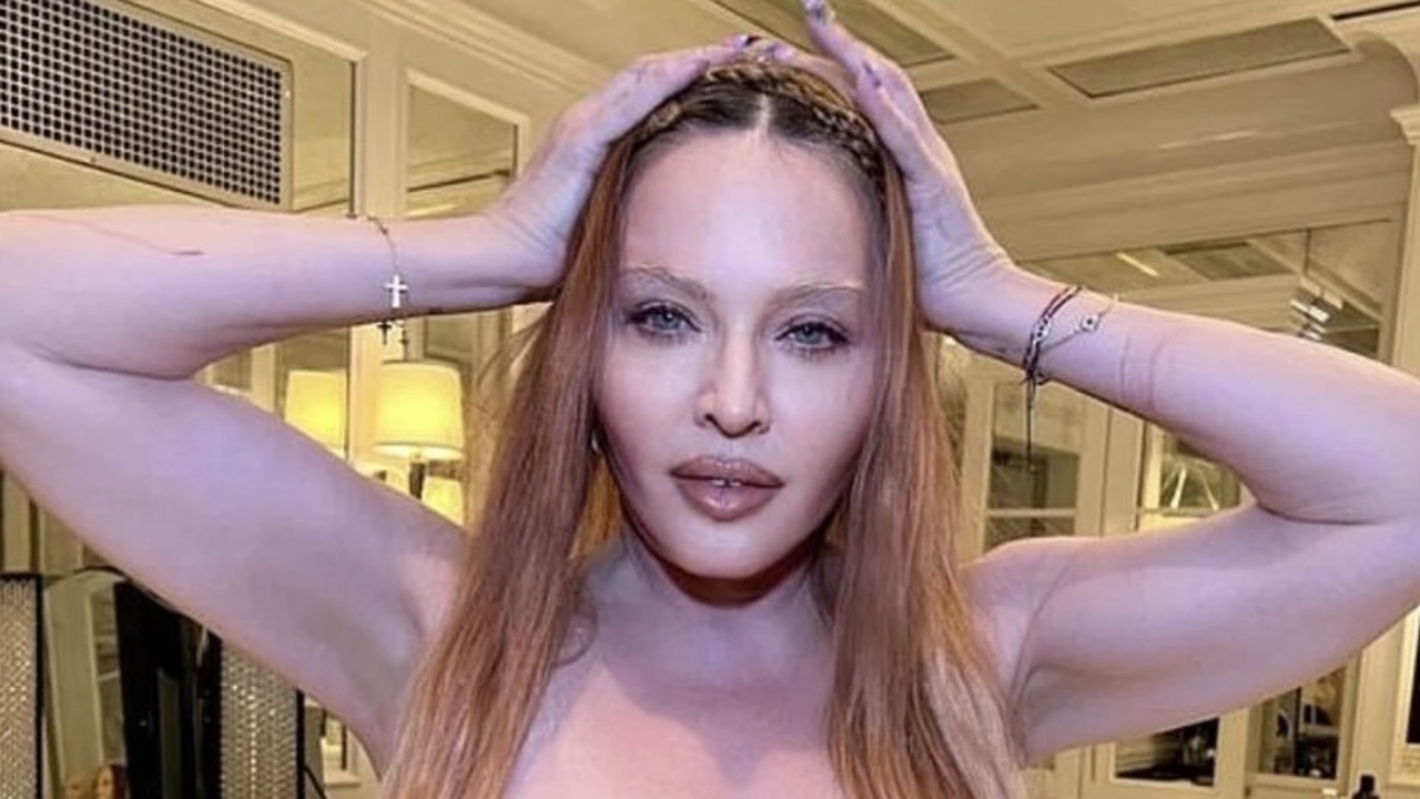 Грудь Мадонна 64-летняя Мадонна показала себя топлес - Рамблер/новости