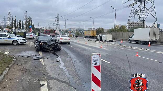 Три человека пострадали в результате лобового столкновения машин на юге Москвы