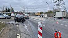 Три человека пострадали в результате лобового столкновения машин на юге Москвы