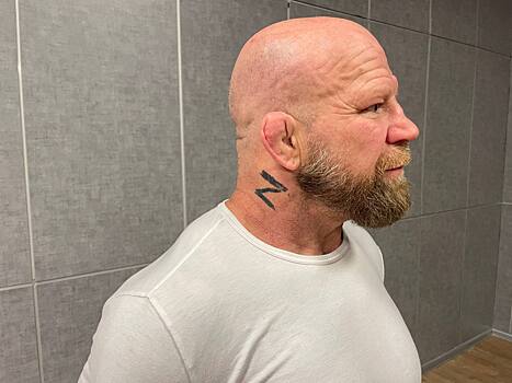 Монсон сделал себе татуировку на шее с буквой Z (фото)
