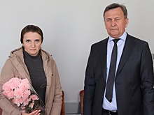 Супруге участника СВО передали документы на земельный участок