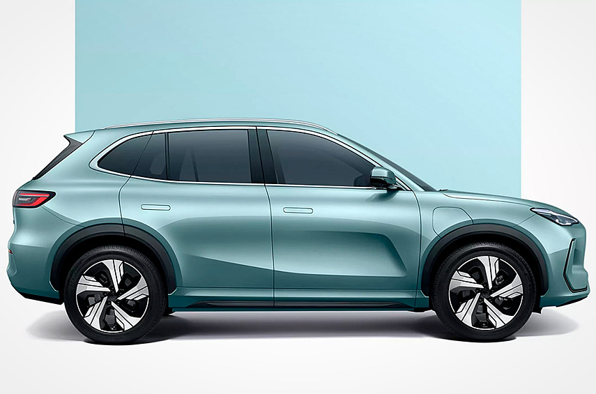Как и исходник, машина построена на «тележке» Intelligent New Energy Architecture (GEA) разработки Geely: китайская фирма является владельцем без малого 50 процентов акций бренда из Малайзии.