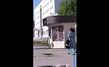 На Сахалине ассенизаторы облили фекалиями газетный киоск