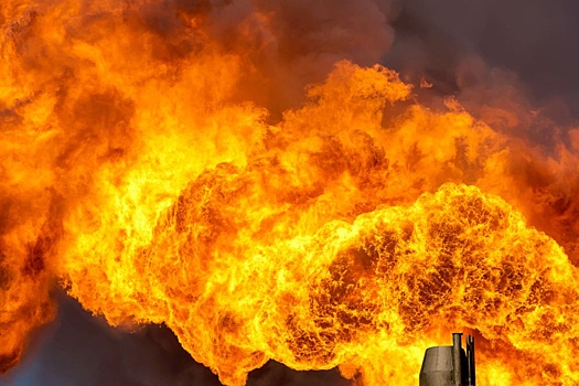 Появилось видео мощных пожаров после ударов по газовым объектам Украины