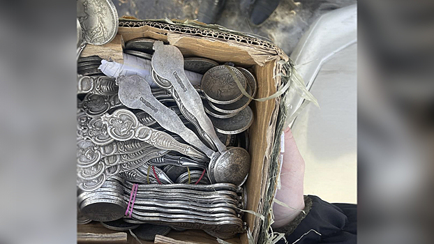 Аферист, продававший под видом старинных монет и ложек их копии, задержан полицией на рынке в Томске