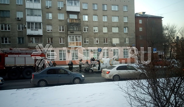 Очевидцы сняли на видео горящую машину узбекского кафе в Кемерове
