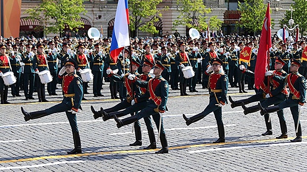 Путин пригласил сербских военных принять участие в Параде Победы
