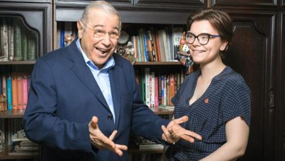 Петросяна и его помощницу часто видят вместе. По словам очевидцев, юморист заметно помолодел и даже завел Instagram, где совместные фото со Степаненко стали редкостью. 