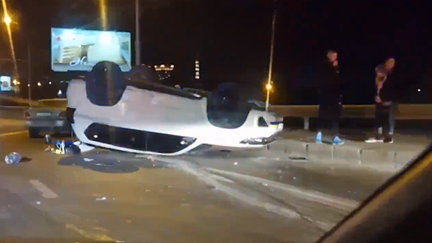 В Новосибирске на Димитровском мосту перевернулся Toyota Land Cruiser Prado